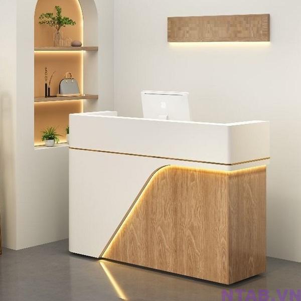 quay le tan 1m2 trang phoi go QLT022 Quầy lễ tân 1m2 trắng phối gỗ QLT022