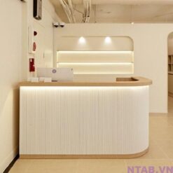 Quầy thu ngân bo cong ốp lam sóng QTN012