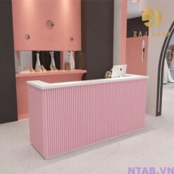 Quầy lễ tân ốp lam hồng trắng QLT060