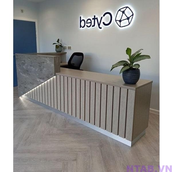 quay le tan xam op lam go 2m4 QLT063 Quầy lễ tân xám ốp lam gỗ 2m4 QLT063